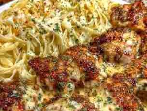 Creamy Garlic Butter Chicken & Linguine in Alfredo Sauce